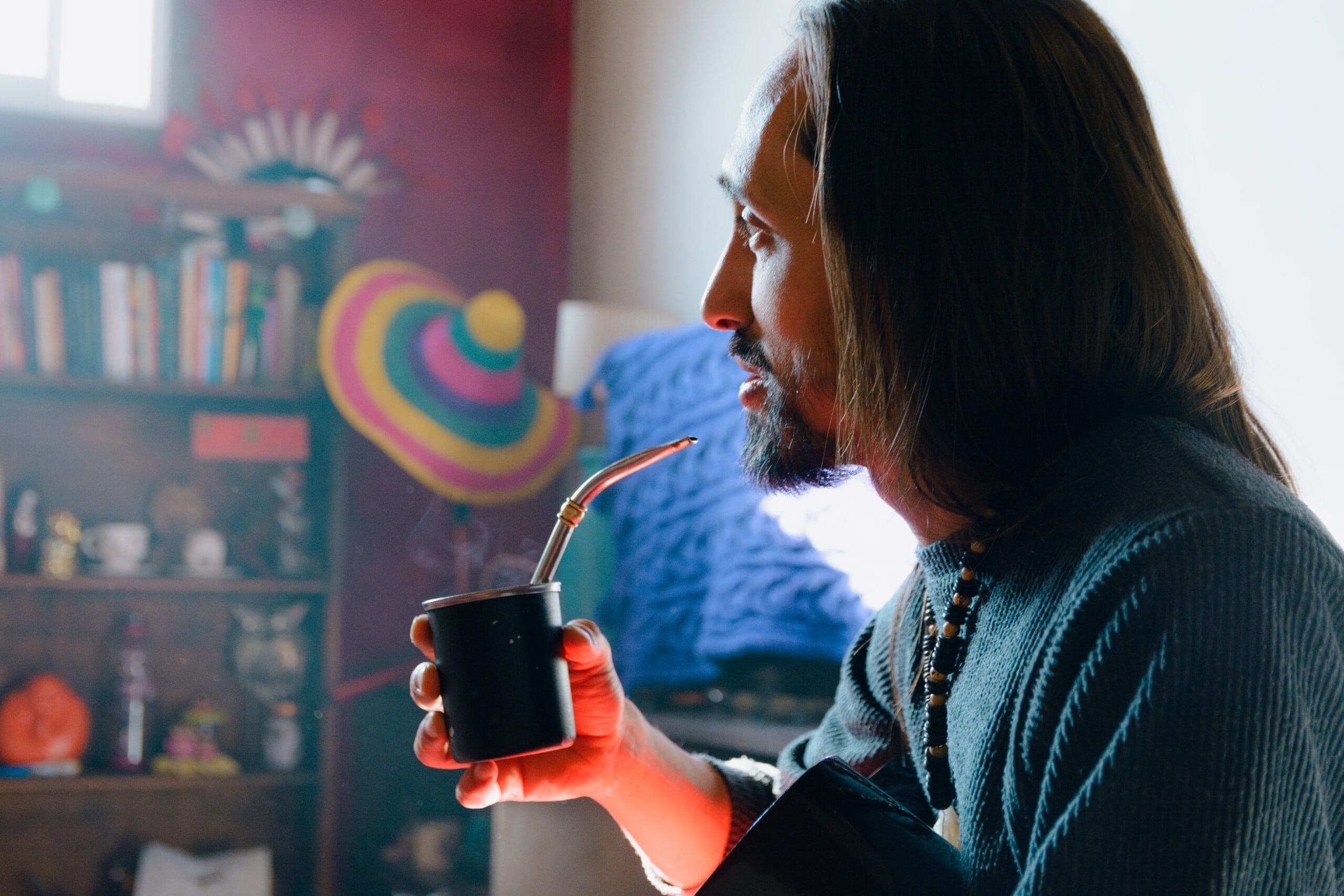 Kratom drank by a man reflecting the risks of kratom use and dependence